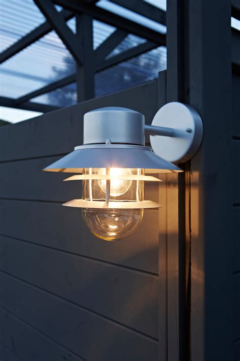 lampe solaire exterieure leroy merlin|Lampe solaire extérieure : 5 critères pour bien la choisir.